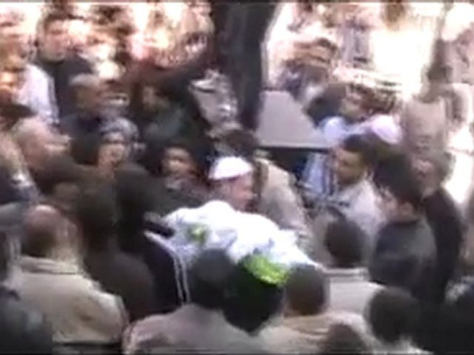 فري برس   حمص القصور تشيع الشهيدة الطفلة نايا امين العااابد  لبيك لبيك  يالله  رااائعة 25 2 2012