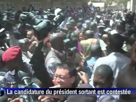 Sénégal: Wade vote sous les huées de la foule à Dakar