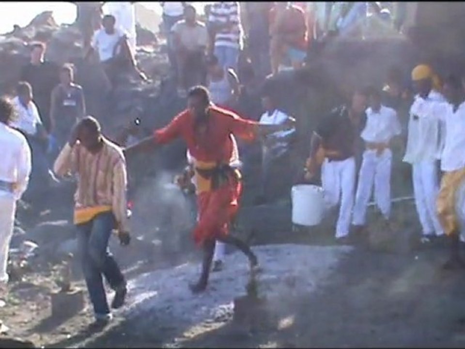 Marche sur le feu à Terre -Sainte Tanambo à Saint-Pierre  le 26 février 2012
