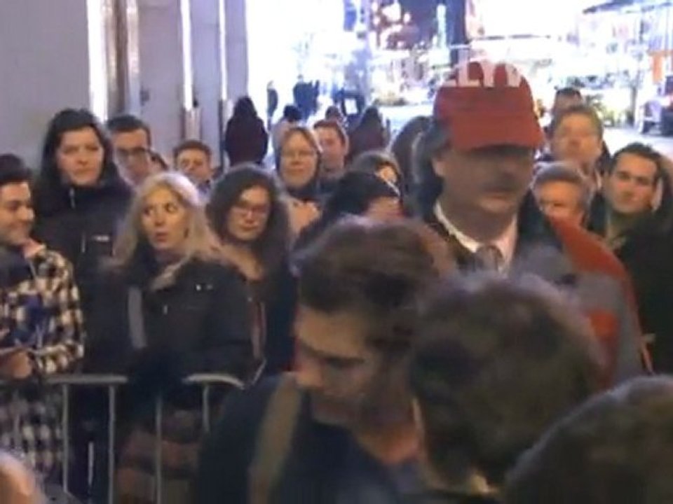 Andrew Garfield Signs Autographs after 'Death of a Salesman'