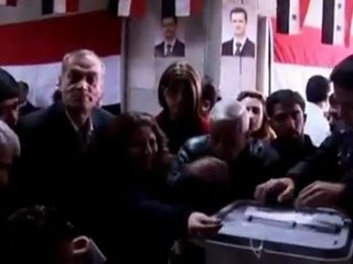 Assad votes amid onslaught