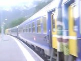 train paris briançon au depard de la gare de l'argentiere les ecrins avec en tete  une BB67000 jaune infra sncf