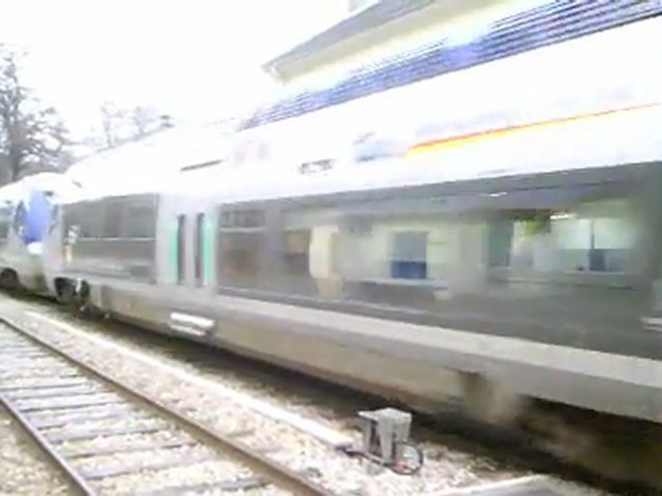 AGC croisant le train de nuit n°5793 a destination de briançon en gare de l'argentiere la bessèe