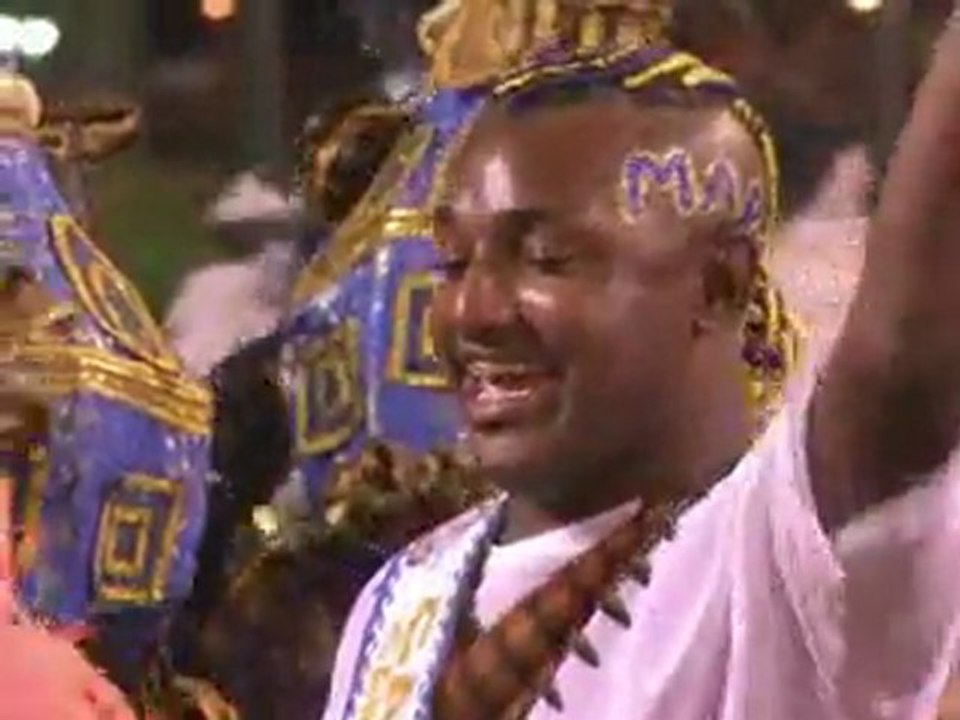 Les champions du carnaval de Rio défilent