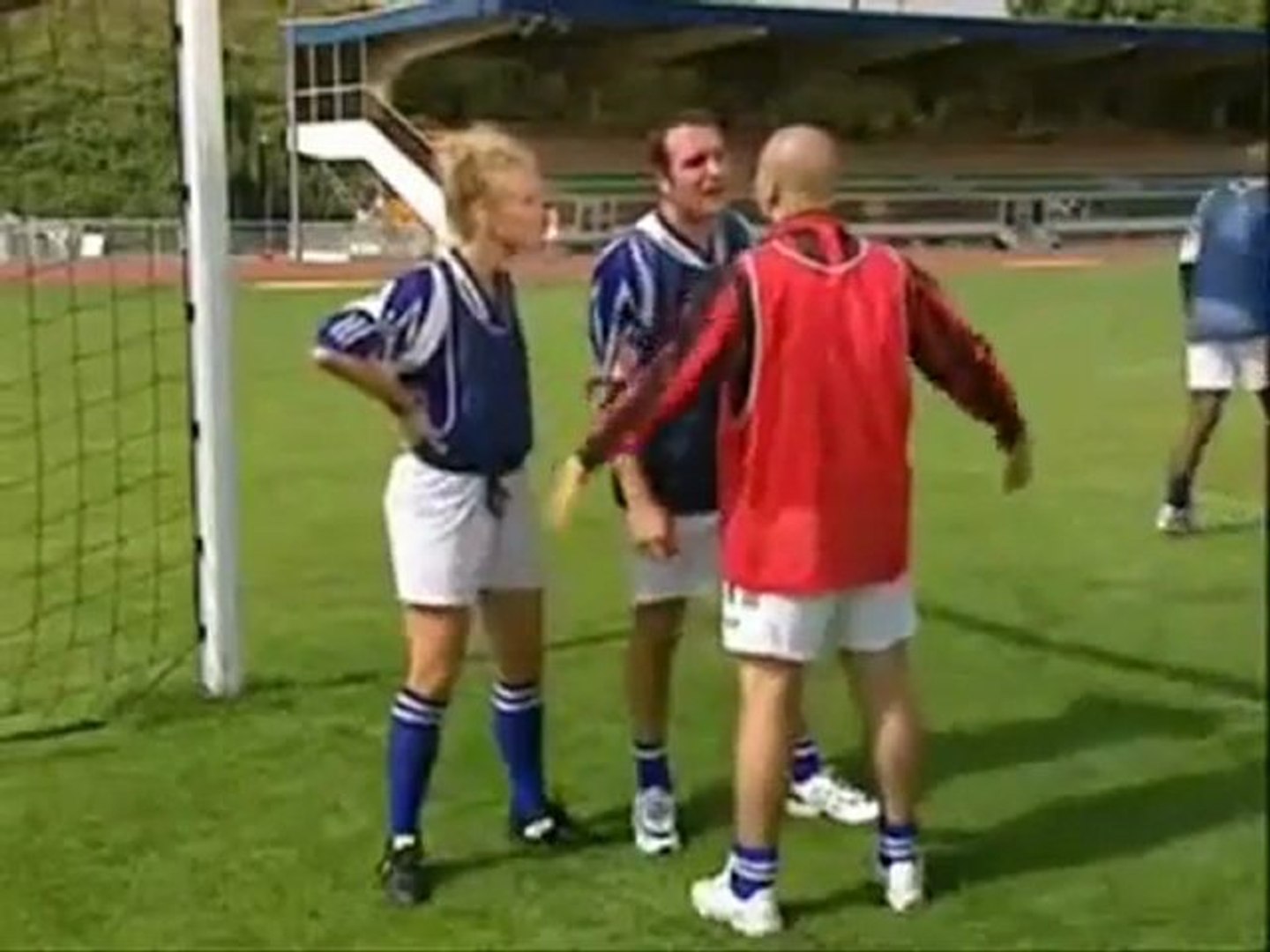 Un Gars Et Une Fille Jouent Au Football Jean Dujardin Alexandra Lamy Video Dailymotion