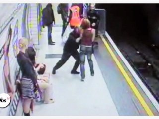 Une passante jetée sur les rails du métro de Londres