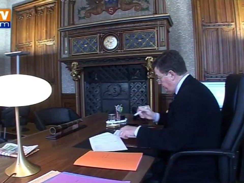 Présidentielle : la course aux signatures continue