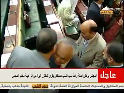 بعض النواب يهنئون بكري بعد رفض المجلس إحالته للتحقيق