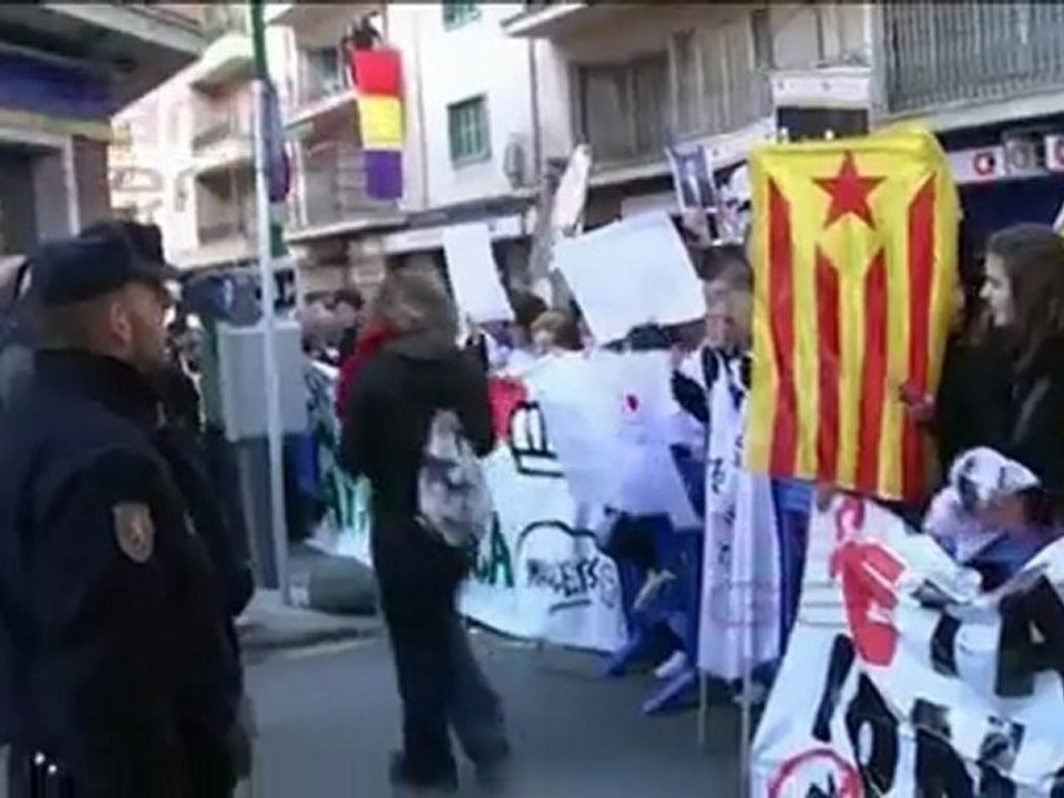 Manifestantes contra Urdangarín inundan las calles