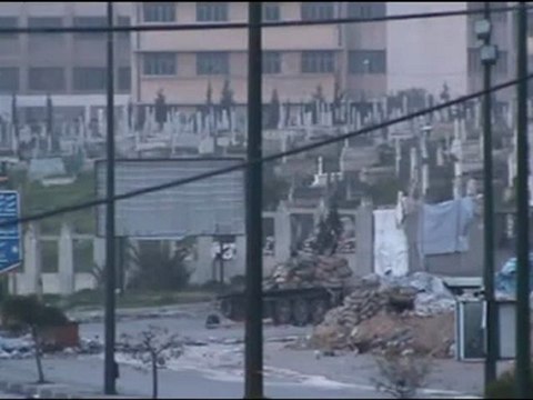 فري برس حمص باب تدمر الدبابات تطلق القذائف عشوائيا محاولة اصابة المصور هام وسائل الاعلام 25 2 2012