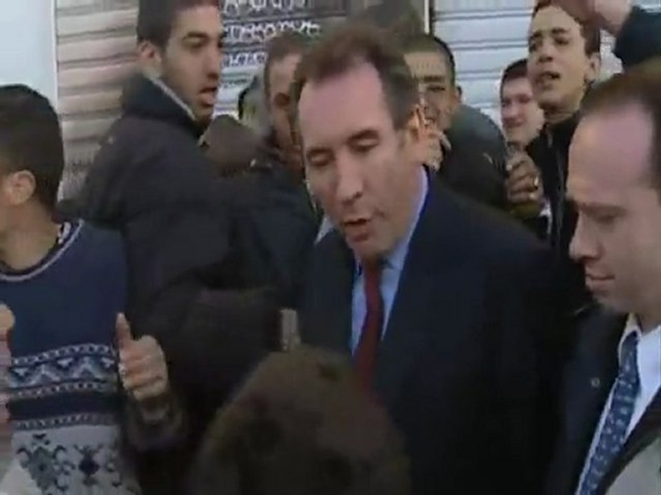 Francois Bayrou - Distribution de claque