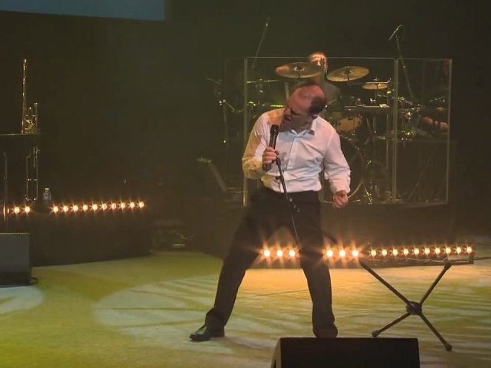 L'imitateur Laurent Chandemerle accompagné par Suspens Orchestra