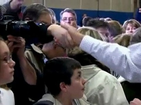 Romney-Santorum battle in Michigan tightens