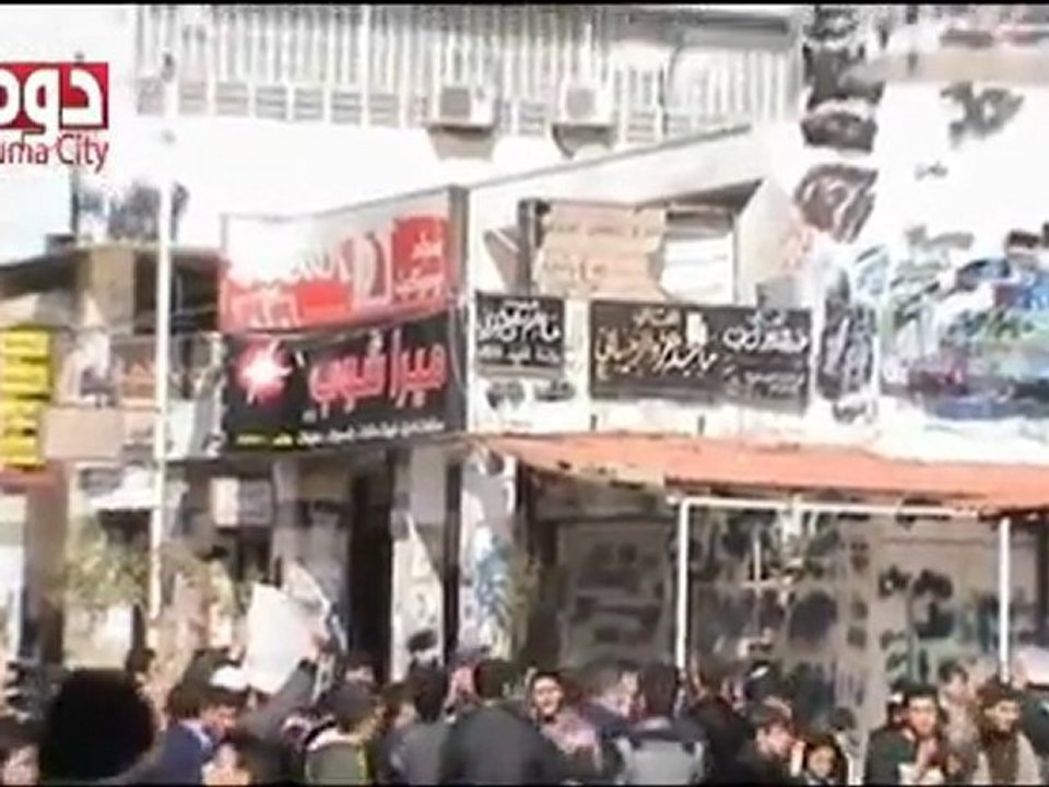 فري برس دوما  اضراب عام ردا على الاستفتاء مع مظاهرة نصرة لباباعمرو في وسط دوما عند المسجد الكبير رغم تواجد الامن الكثيف في المدينة 26 2 2012