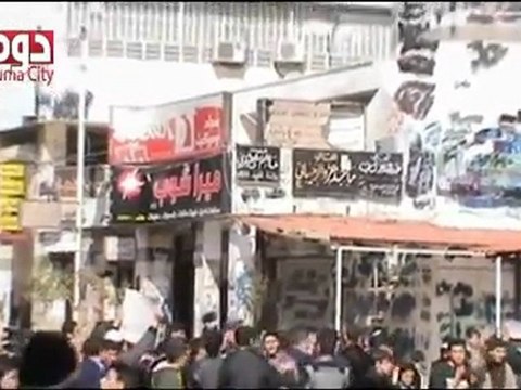 فري برس دوما اضراب عام ردا على الاستفتاء مع مظاهرة نصرة لباباعمرو في وسط دوما عند المسجد الكبير رغم تواجد الامن الكثيف في المدينة 26 2 2012