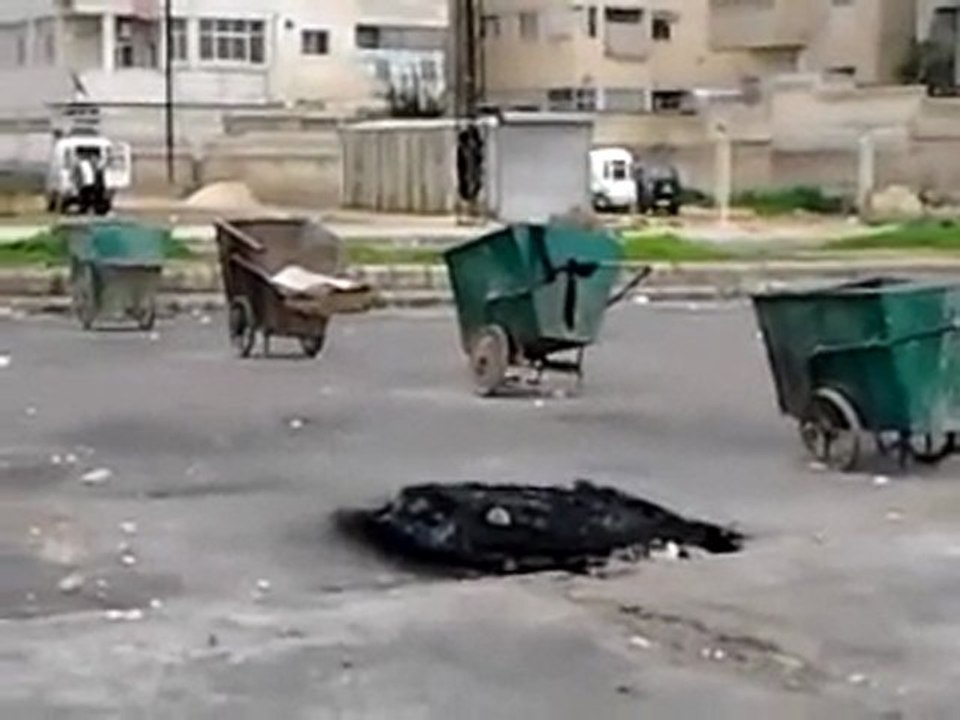 فري برس حماة  المحتلة  الاربعين   قطع الطريق بحي الاربعين 26 2 2012