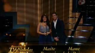 Maite Perroni y Mane de la Parra presentan un premio en los TvyNovelas 2012