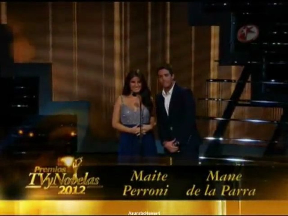 Maite Perroni y Mane de la Parra presentan un premio en los TvyNovelas 2012