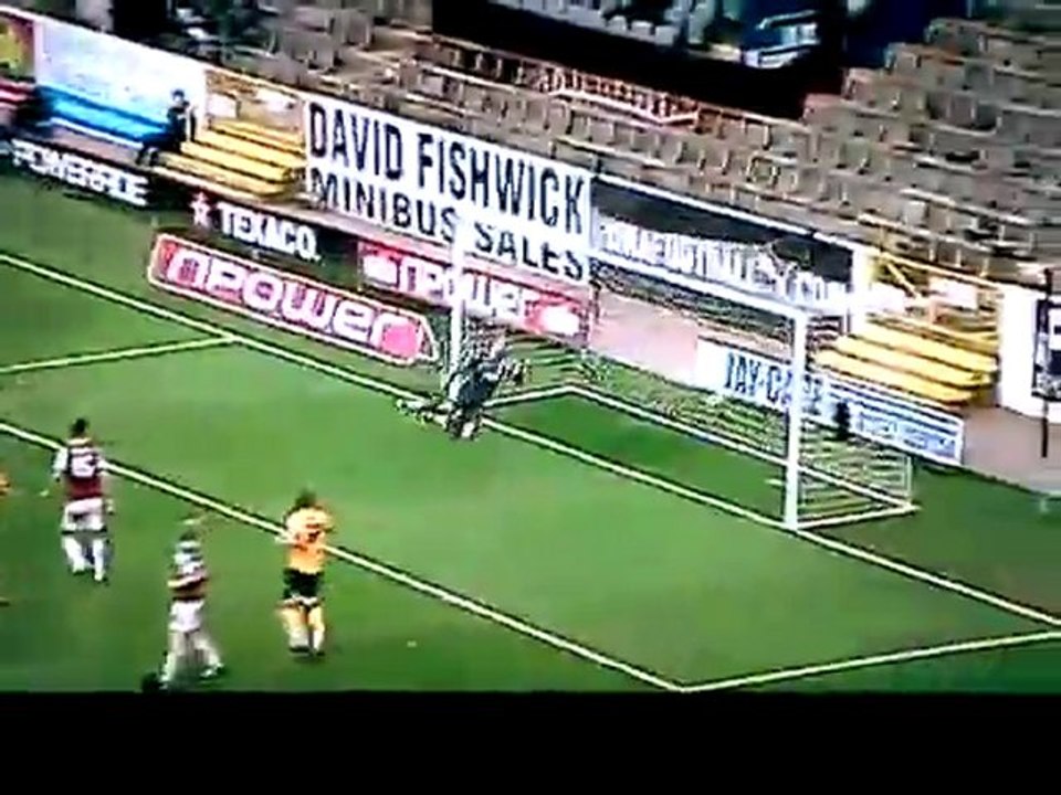 Josh Wright ghi bàn vào lưới Burnley