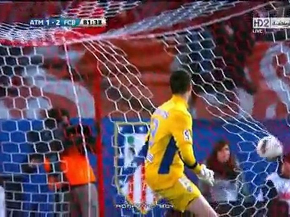 Messi sút phạt vào lưới Atletico