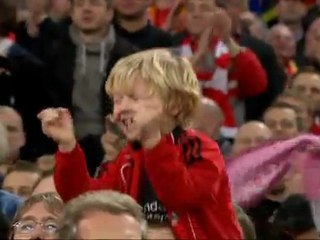 Un enfant se met le doigt dans l'oeil mais continue d'encourager son équipe