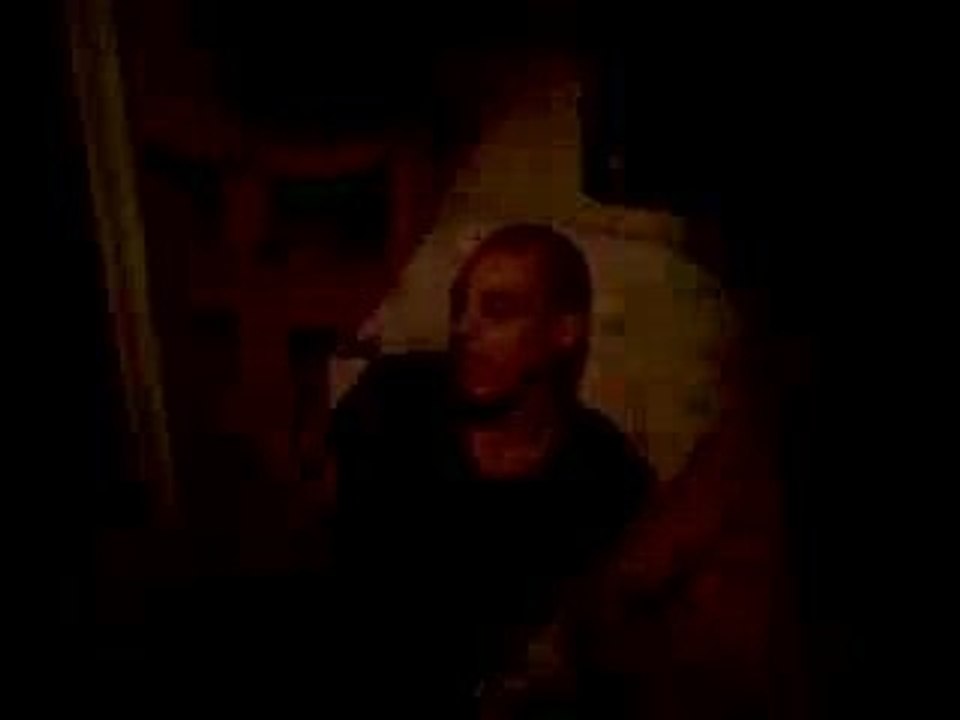 IL SE FRAPPE AVEC UN BATON DE POLICE