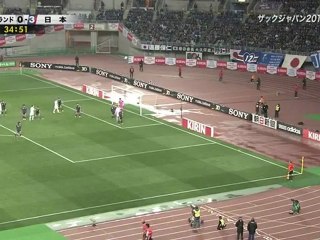 FOOT : un joueur de foot fait des touches avec un salto !
