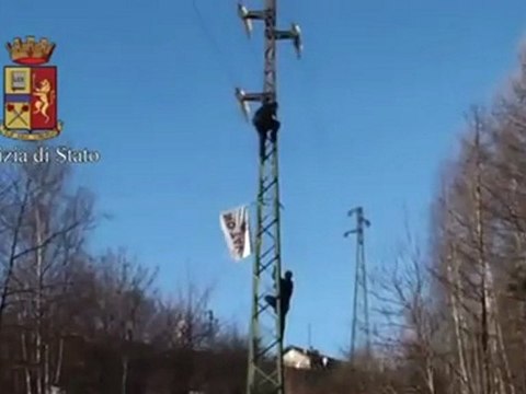 Val di Susa (TO) - Leader dei No Tav giù da un traliccio (27.02.12)