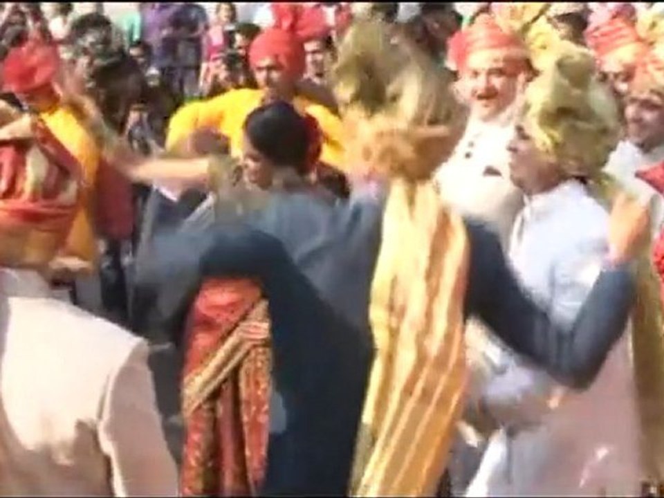 Genelia Dsouza SEXY STREET DANCE