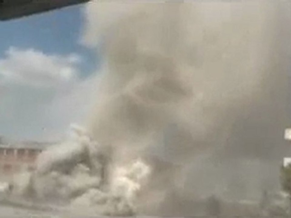 فري برس   حمص بابا عمرو تدمير احدى المنازل بالقصف على الحي 27 2 2012