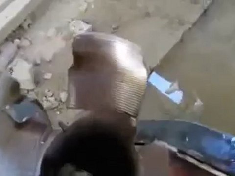 فري برس حمص باب الدريب سقوط قذيفة كبيرة وغريبة لم تنفجر 27 2 2012