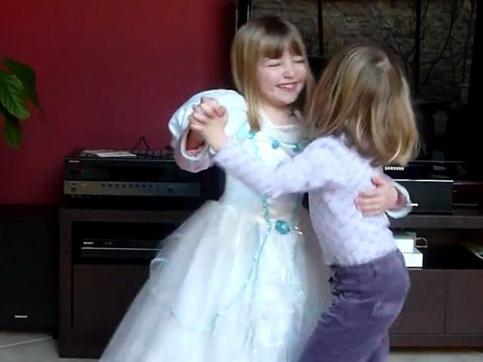 Maé et Chloé danse 1