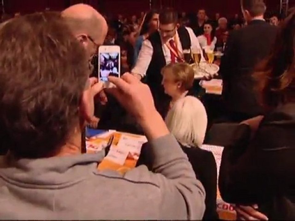 Mesonero le da un baño de cerveza a la canciller alemana Merkel