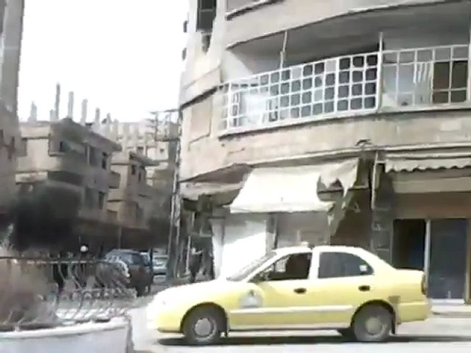 فري برس غوطة دمشق سقبا الحواجز المنتشرة بساحة الجمعية واطلاق نار 28 2 2012 ج1