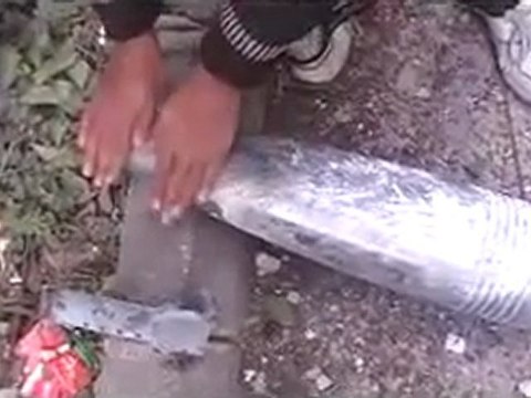 فري برس حمص بابا عمرو احد المنازل يتعرض الى عدة صورايخ 28 2 2012 ج2