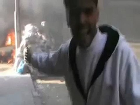 فري برس حمص باب السباع اطلاق قذائف ار بي جي من حاجز الفارابي على والمنازل وسيارة تحترق وتعرض ابو جعفر والمصور للخطر وهم يصور