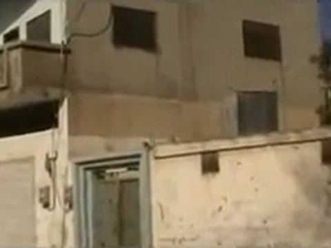 فري برس حمص تلبيسة احدى القدائف على المنازل الأمنة في المدينة 25 2 2012 ج4