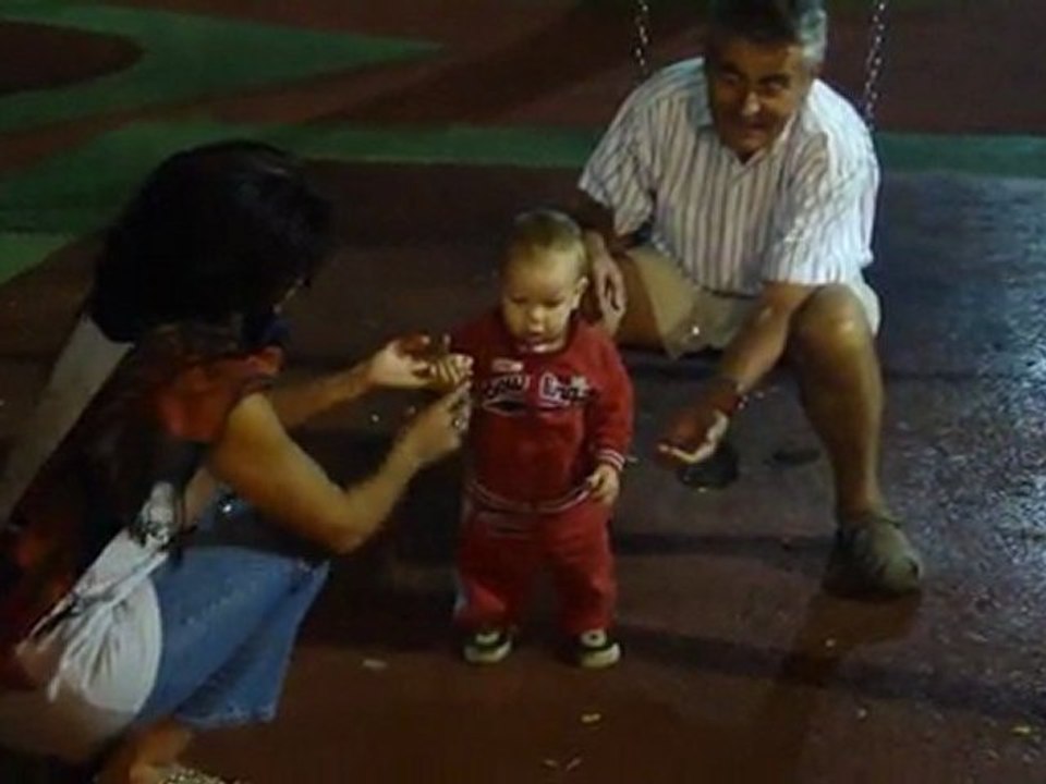 Papy Serge et isaiah sur le Barachois à la Réunion
