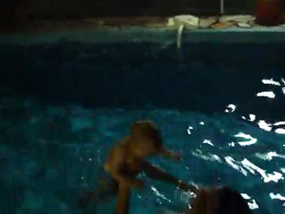 llewelyn Isaiah et Guillaume dans la piscine à la Réunion