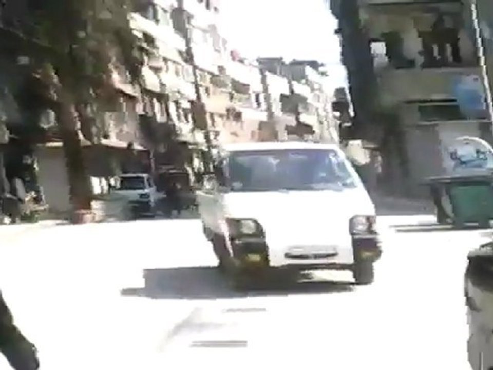 فري برس غوطة دمشق  سقبا  متراس أمني في ساحة الجمعية 6 3 2012