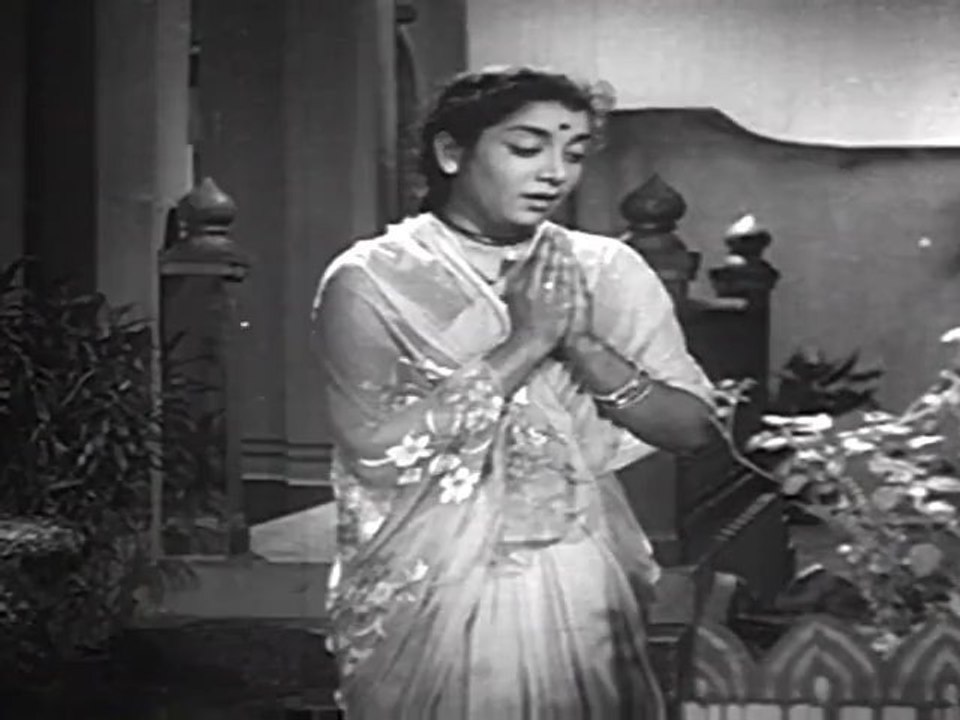 Bommai Kalyanam - Sivaji Ganeshan Falls Down
