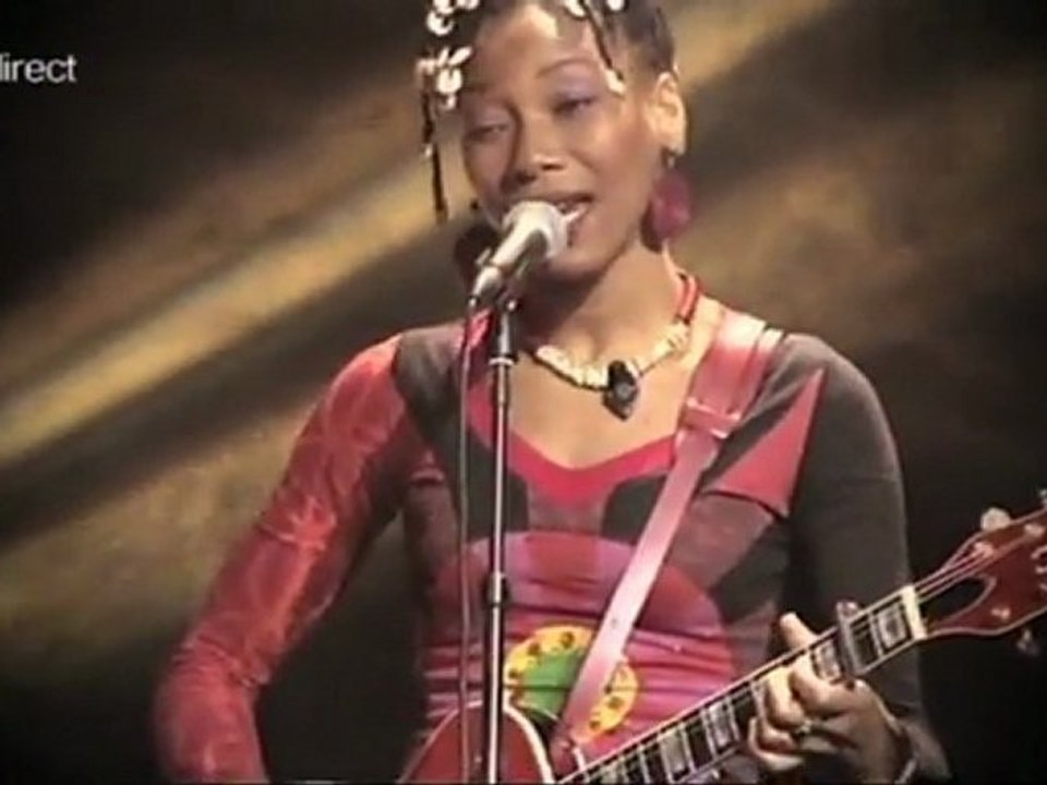 Fatoumata Diawara - Clandestin live at 'Ce Soir Ou Jamais'