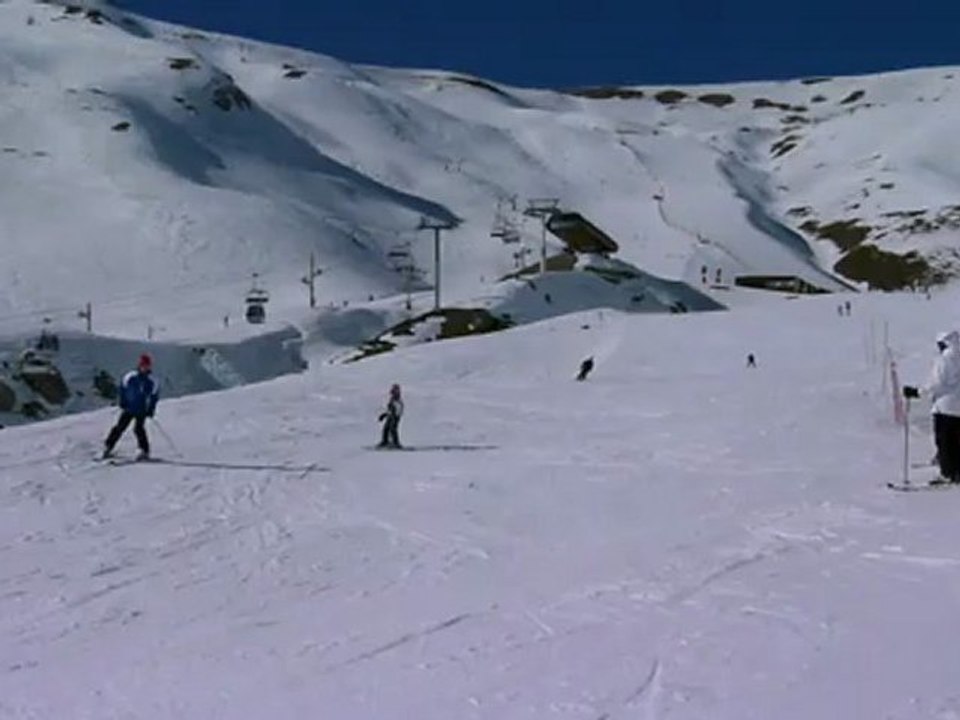 Pounette descend la piste verte "Milka" avec Papa