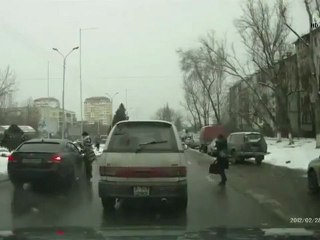 Szczęście na przejściu dla pieszych