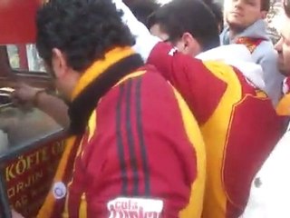 "ALİ SAMİ YEN SOKAK YANIYOR"...ORJİN ŞHOW...