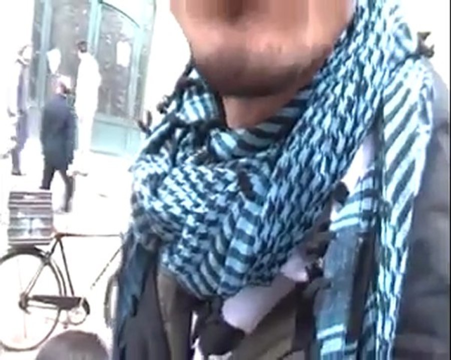 فري برس حمص القصور معاناة الشعب بالحصول على المياه بسب أنقطااع المياه والكهرباء عن الحي  منذ3 ايام ومقابلة مع الأهاااالي 29 2 2012