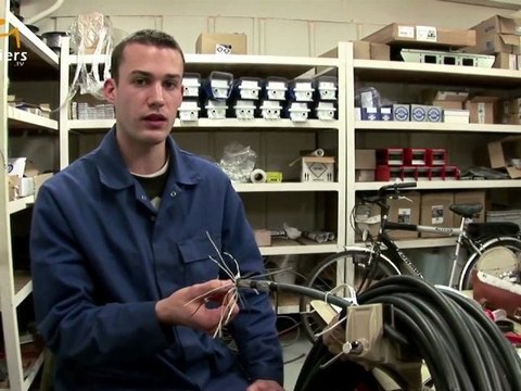 Métier : Electricien de bord (DCNS) - le Canal des Métiers