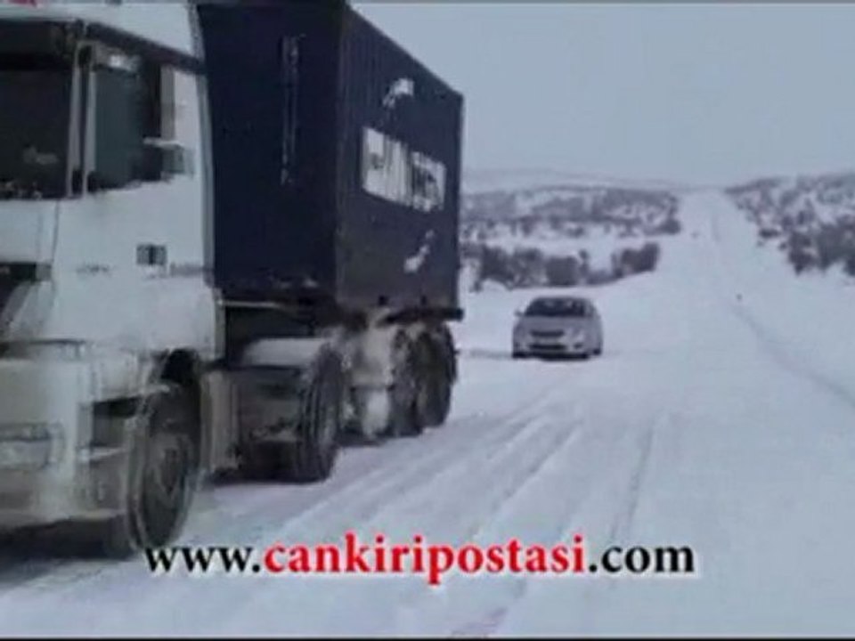 Tuz Kamyonu devrildi