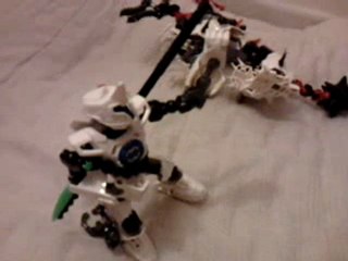 combat entre2 de mes moc hero factory.