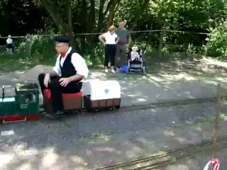 Die Zweitaktlok fährt in den Bahnhof des DBC Sprockhoevel